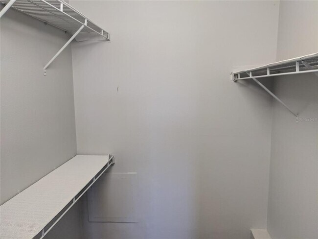 Building Photo - 302 Lake Parsons Green