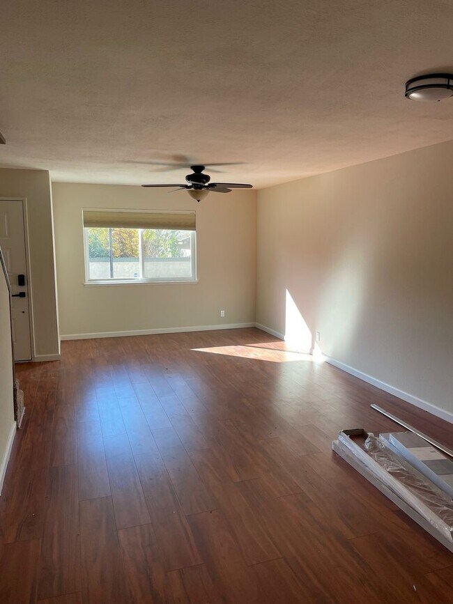 Building Photo - Beautifully Updated Condo Close to Santa C...
