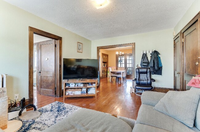 Foto del edificio - 1160 Raymond Ave