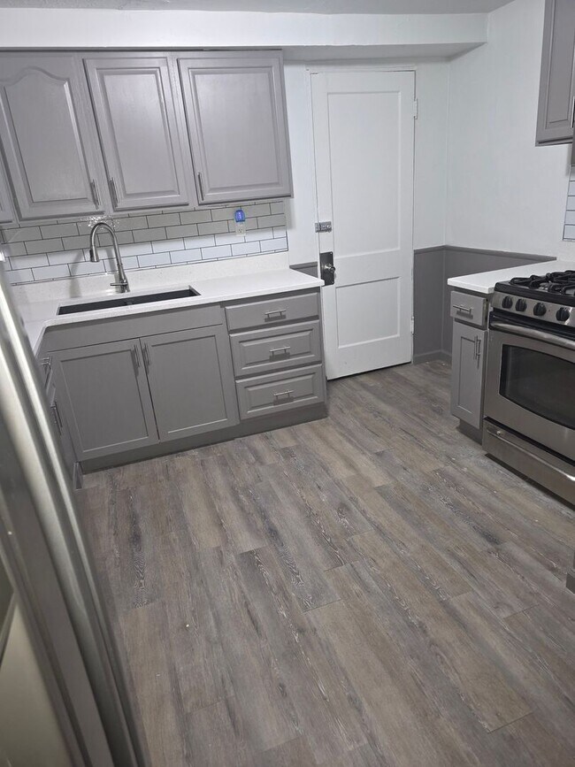 Foto del edificio - Spacious 4BR Apartment home in Cleveland