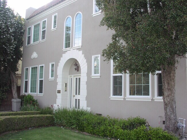Front - 121 Tilton Ave