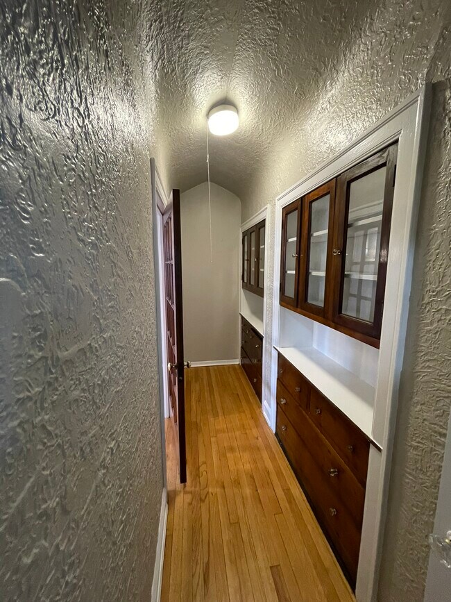 Butler's Pantry - 822 E 52nd St