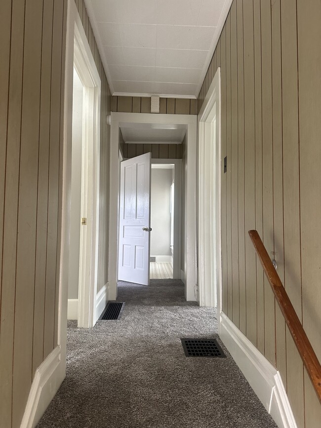 Building Photo - 71 1/2 Flory Ave