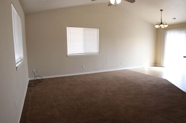 Foto del edificio - 310 S Rachel Ave