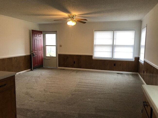 Building Photo - 1405 W Divine St