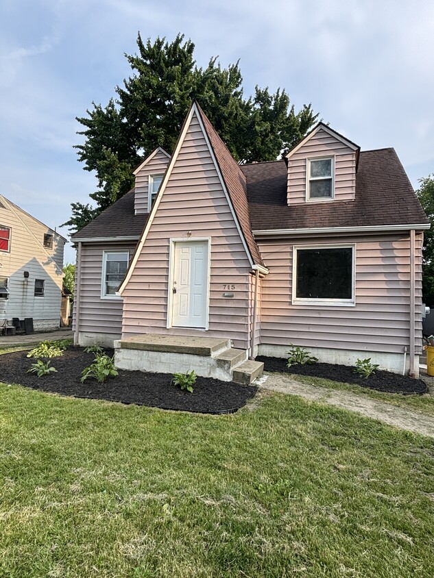 Primary Photo - 715 Cambridge Ave