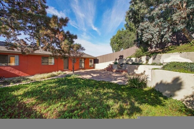 Building Photo - Huge 5 Bedroom, 3 bathrooms