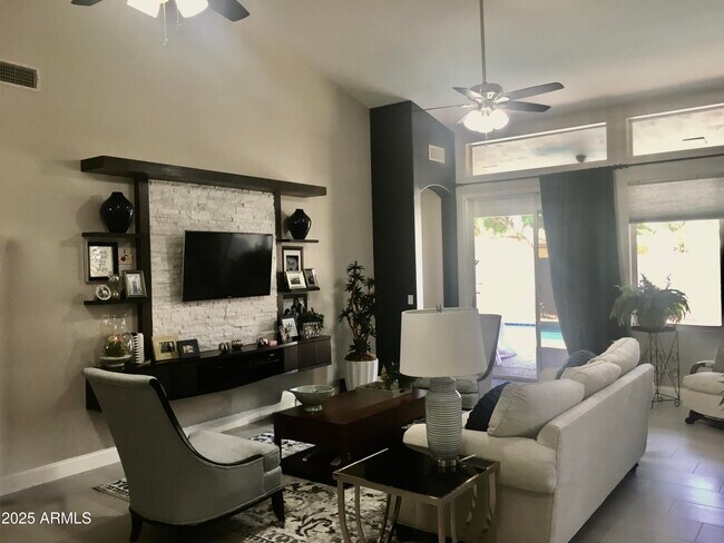 Foto del edificio - 1381 W Armstrong Way
