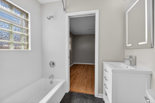 Foto del edificio - 11817 W North Ave