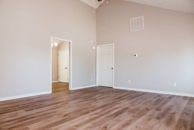 Building Photo - 2214 Pleasant Dale Dr