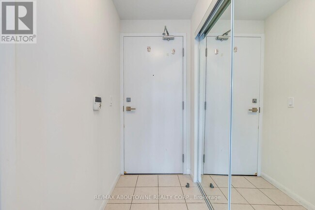 Photo du bâtiment - 832-1832 Bay St.