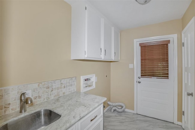 Foto del edificio - 6602 Point Clear Dr