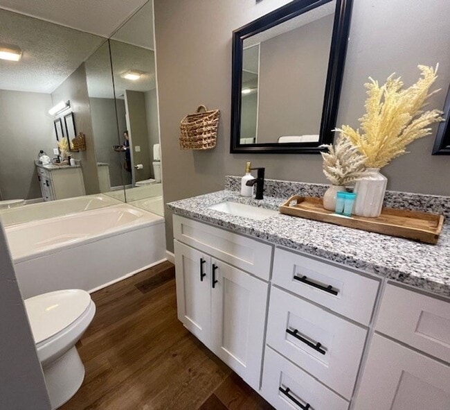 Building Photo - Furnished 2 bedroom 2 bath - Garden Level