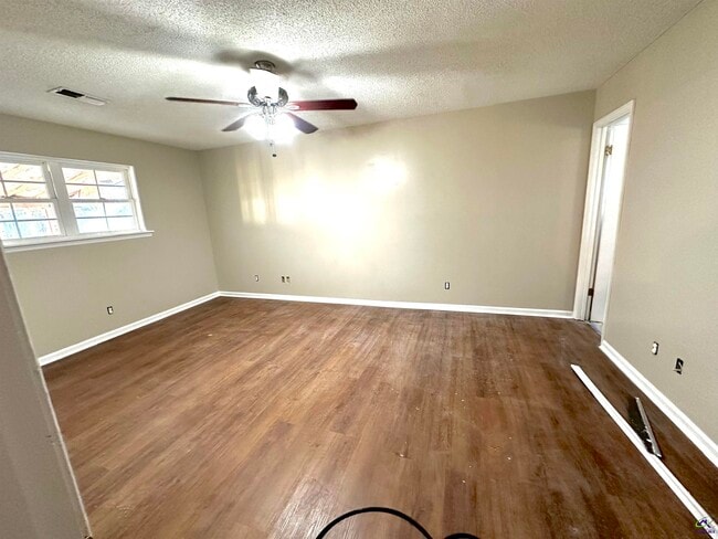 Building Photo - 106 Country Wood Trail