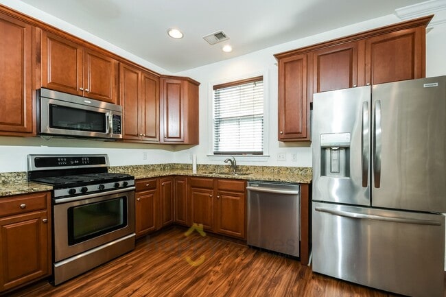 Building Photo - Modern 2x2.5 Living in the Heart of Park Circle