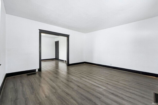 Foto del edificio - 3 bedroom available for immediate move i!