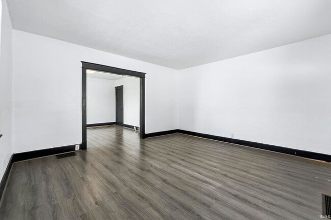 Building Photo - 3 bedroom available for immediate move i!