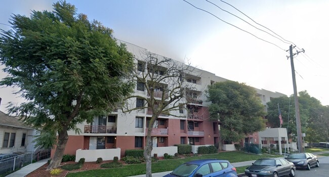 Foto del edificio - 1320 N Monroe St