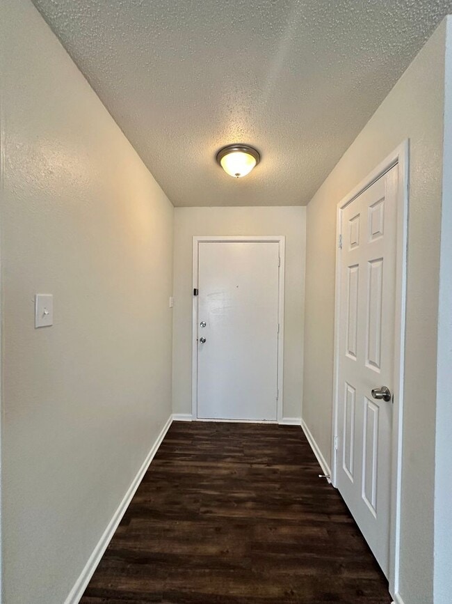Building Photo - Sharp 3 Bedroom Ready For Move In Now!