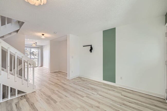 Foto del edificio - *Updated 3-Bedroom Townhome with Balcony a...