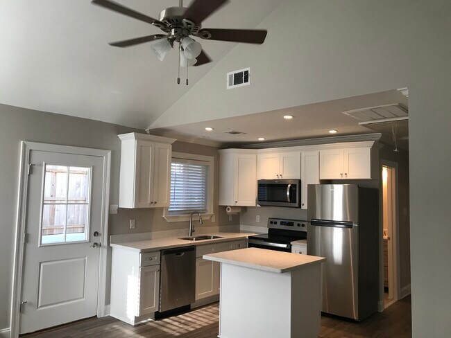 Building Photo - 440 Helios Ave