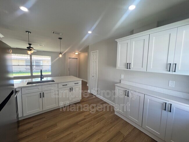 Building Photo - 328 Cape Coral Pkwy W