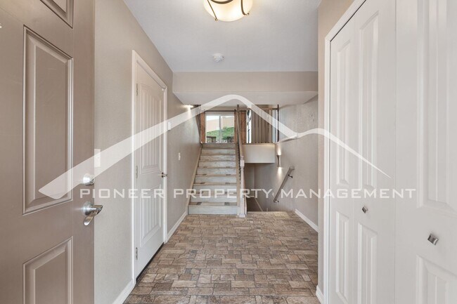 Foto del edificio - Stylish Townhouse 2bed / 2bath, 2 car gara...
