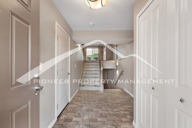 Foto del edificio - Stylish Townhouse 2bed / 2bath, 2 car garage and AC in Gated Community Near Powers Corridor