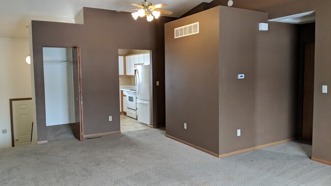 Building Photo - 3-bedroom, 2-bath Townhome in Coralville