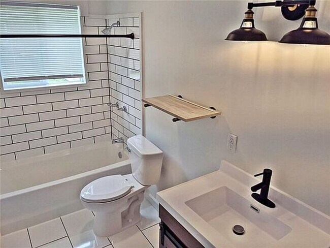 Foto del edificio - 2215 N Bolton Ave