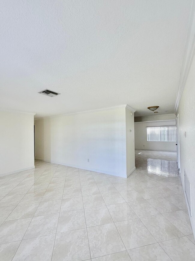 Foto del edificio - 2594 West End Rd