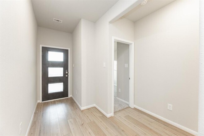 Building Photo - 343 Forest Heights Ln