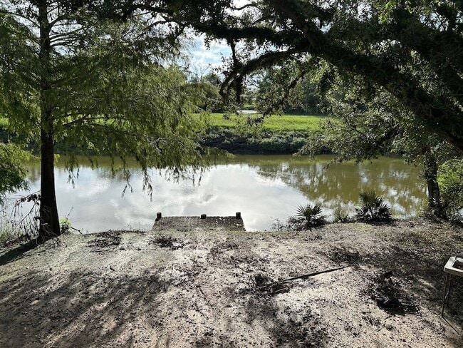 Foto del edificio - 327 Bayou Rd