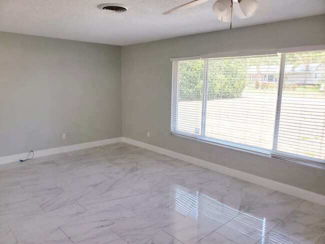 Building Photo - 1257 NE Sago Dr