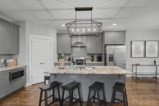 Foto del edificio - $4,195 per month | Fully Furnished | 3+ Month Leases Available