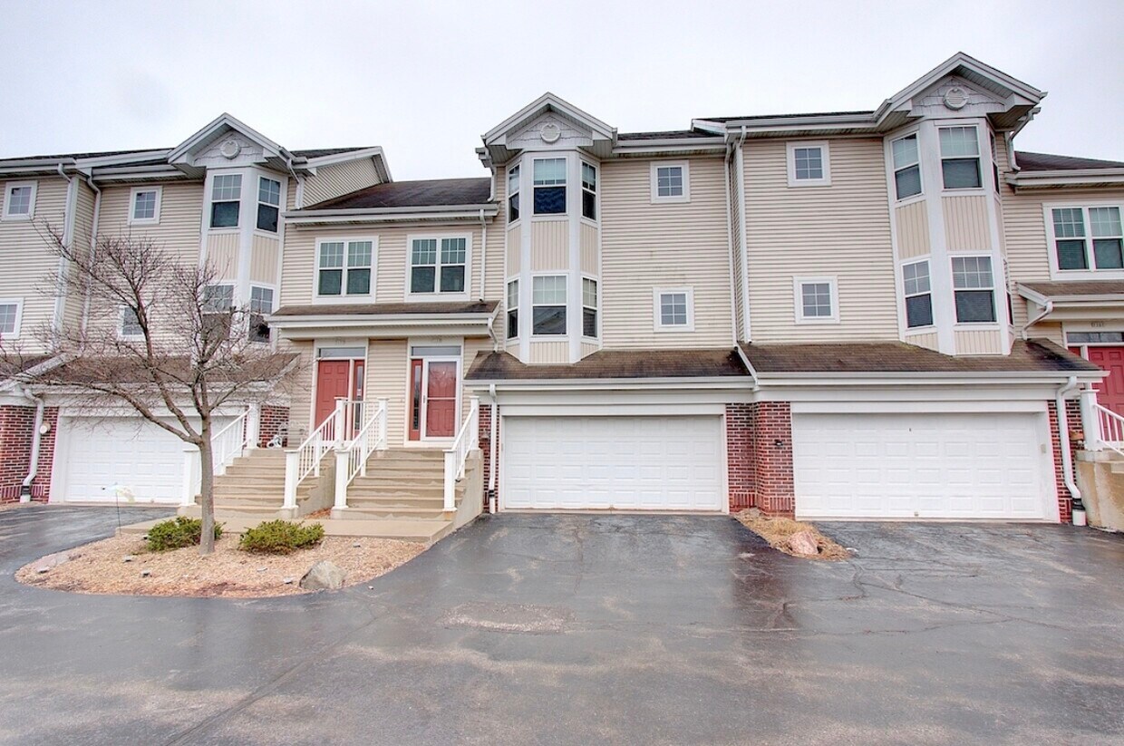 Foto principal - 7159 W Rawson Ave