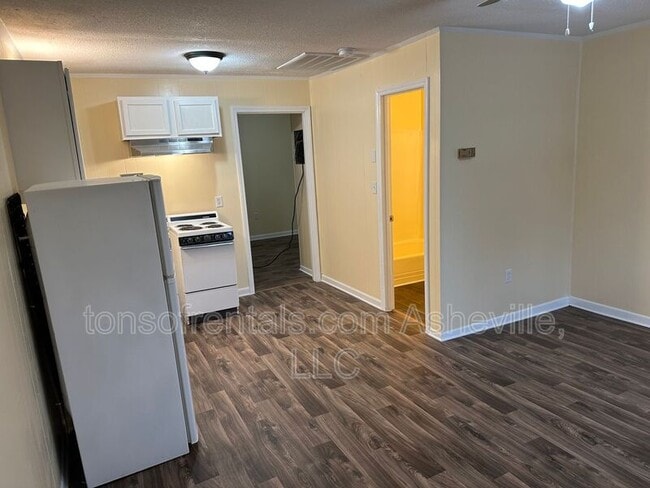Building Photo - 3126 US-221