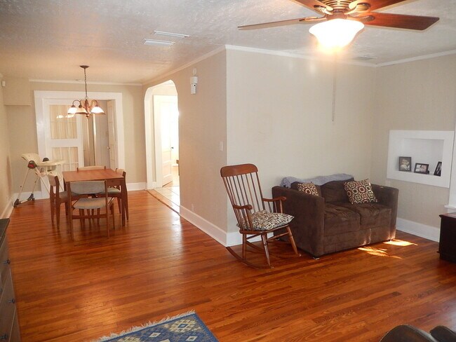 Building Photo - DOWNTOWN 3/1 w/ Wood Floors, Fenced Yard, ...