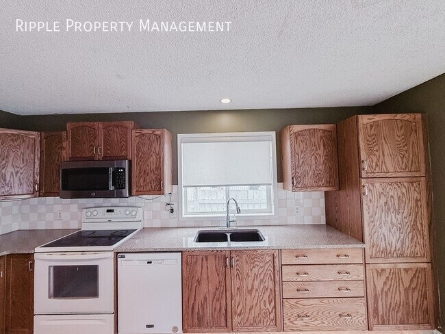 Photo du bâtiment - AMAZING 3 BEDS, 2.5 BATHS UPPER UNIT | Double Detached Garage & Private Backyard