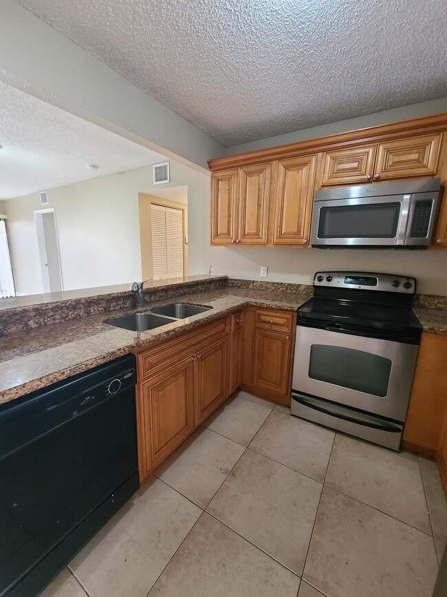 Building Photo - 1447 Lake Crystal Dr