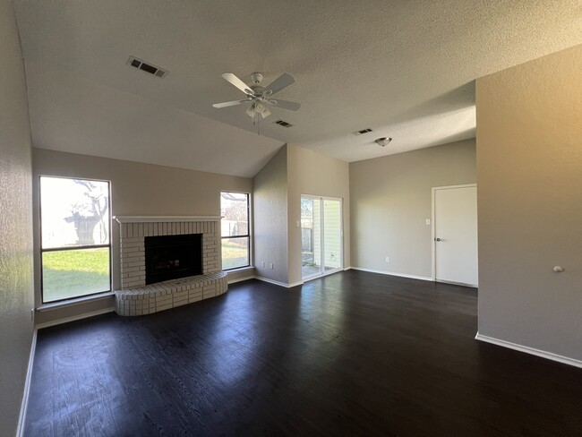 Living room/dining - 2303 Cactus Dr