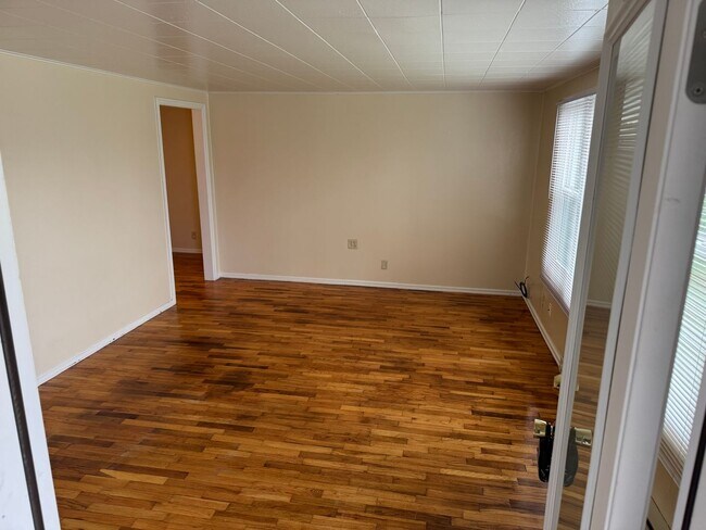 Building Photo - Updated 3 bedroom 1 bathroom house on a huge lot!