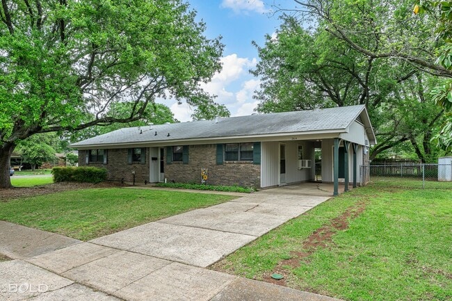Foto del edificio - Check Out this 3 bed 2 bath!!