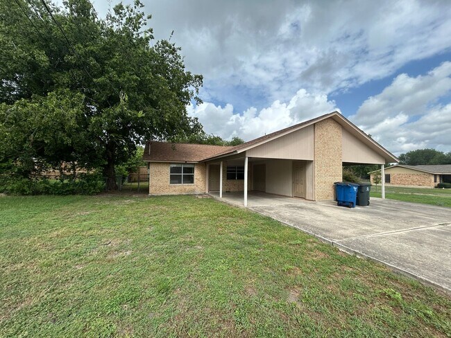 Building Photo - Walking Distance to Kraft Park /  .6 Miles...