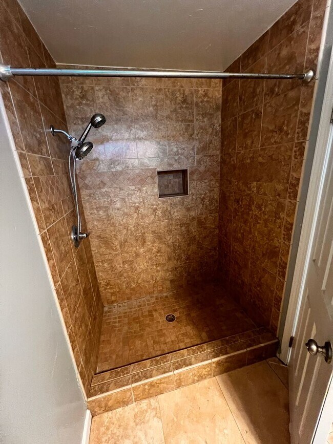 Foto del edificio - Great one story home close to TAFB