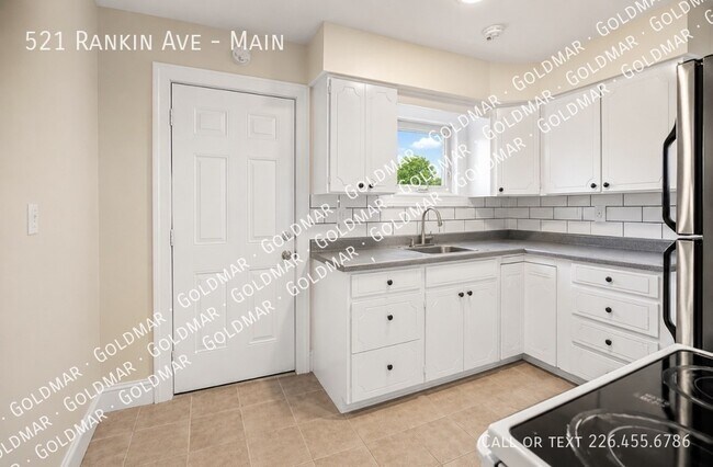 Building Photo - Spacious Two-Floor Main Unit Near the University!