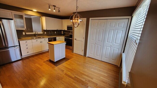 Foto del edificio - Updated, spacious townhome close to the in...
