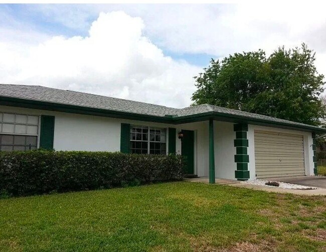 Foto del edificio - CUTE & COZY!  2 BEDROOM / 2 BATH / 2 CAR GARAGE W/ HUGE YARD (DELTONA)