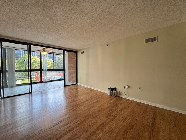 Foto del edificio - Sun-filled 1 Bed 1 Bath With Sunroom In Ea...