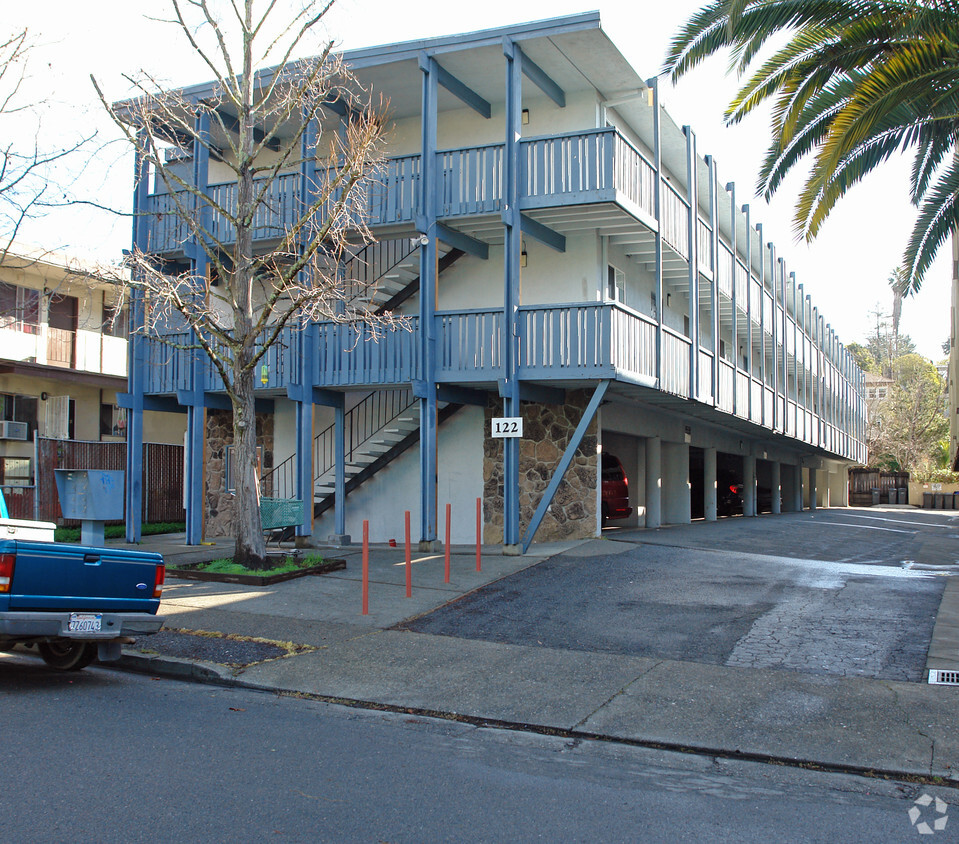Primary Photo - 122 Park St
